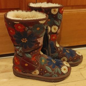 Uggs boots with embroidered flowers